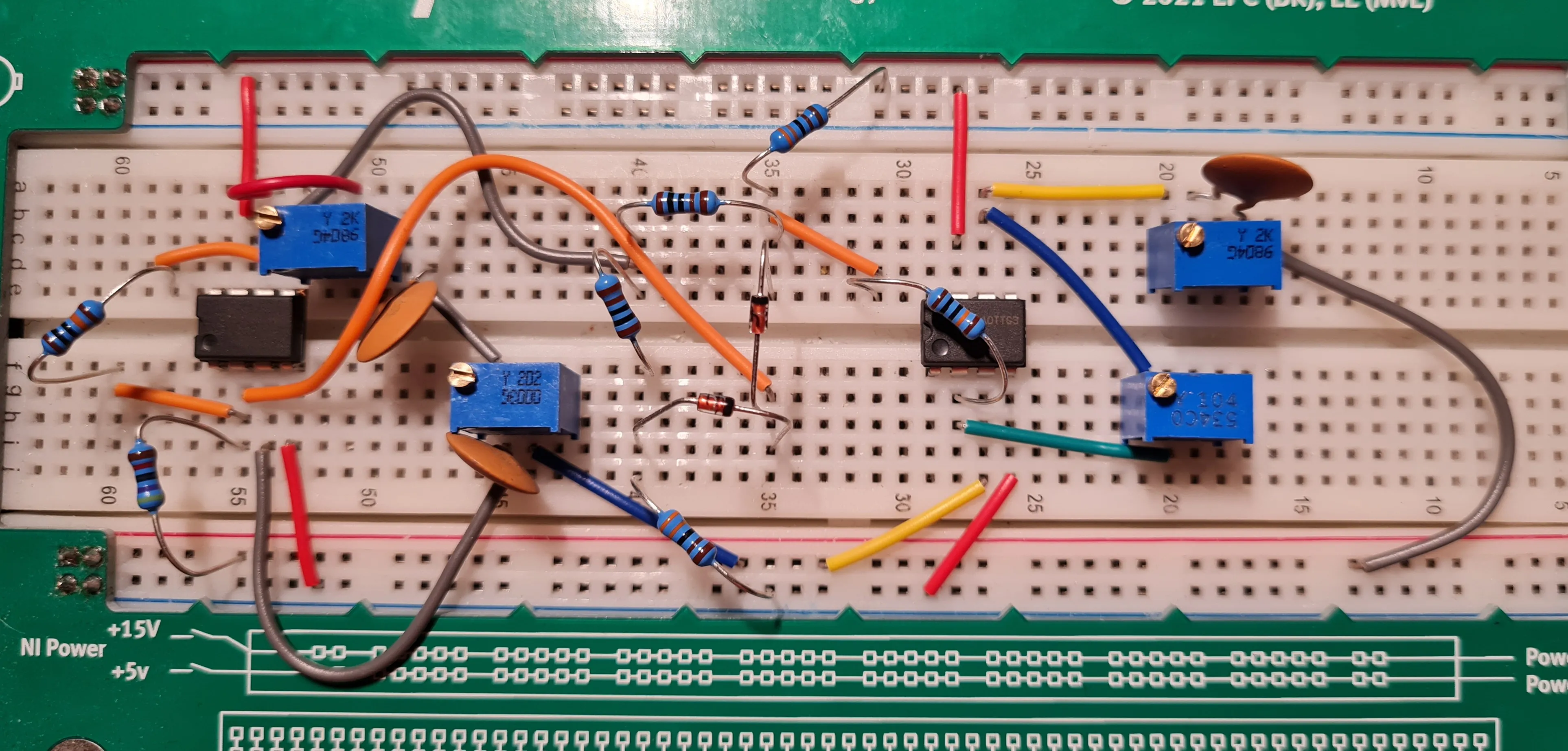 Close-up of the Wien-bridge oscillator built on a breadboard with two op-amps, trimmers and a diode pair
